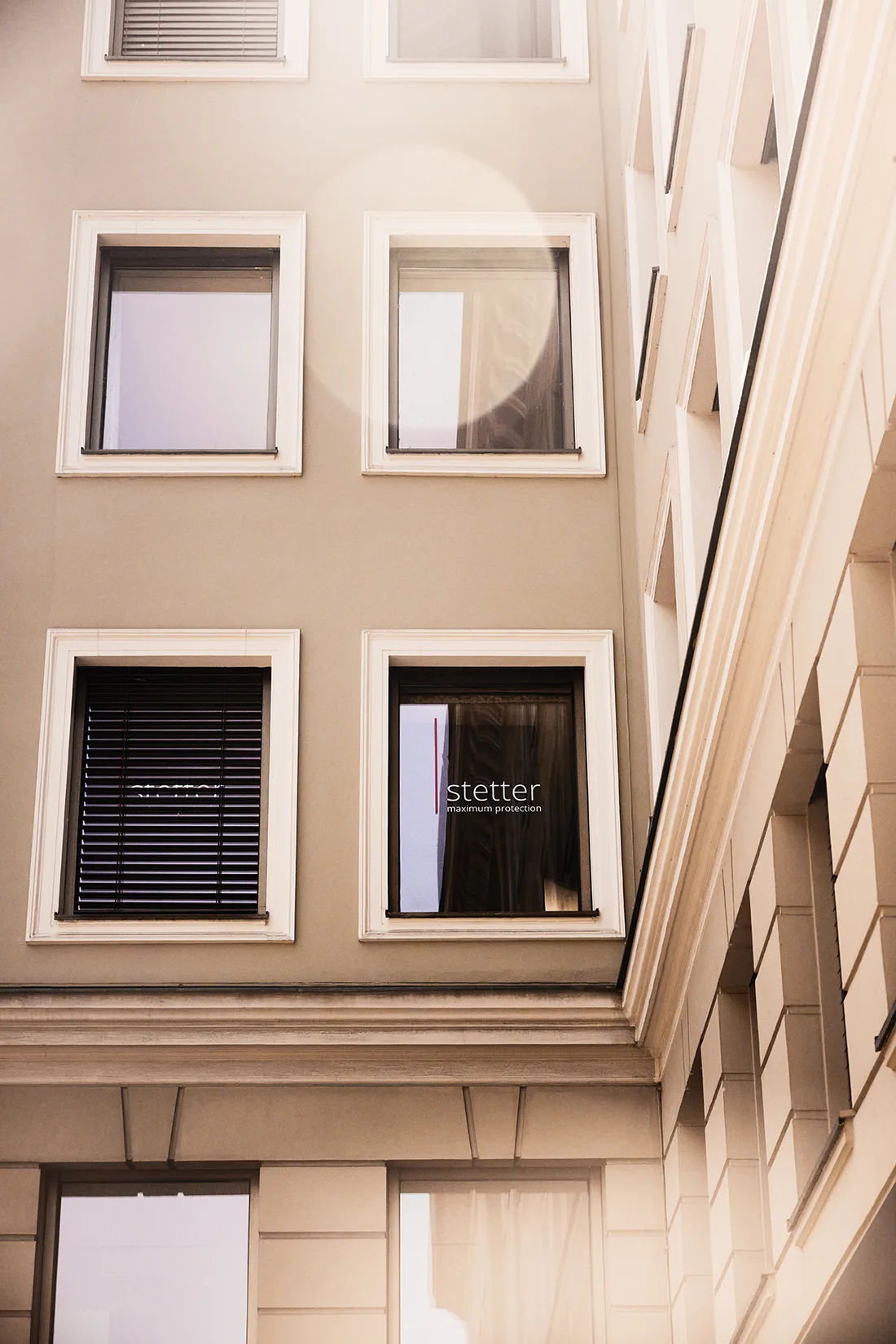 Innenhof der Kanzlei: Fenster mit stetter-Logo