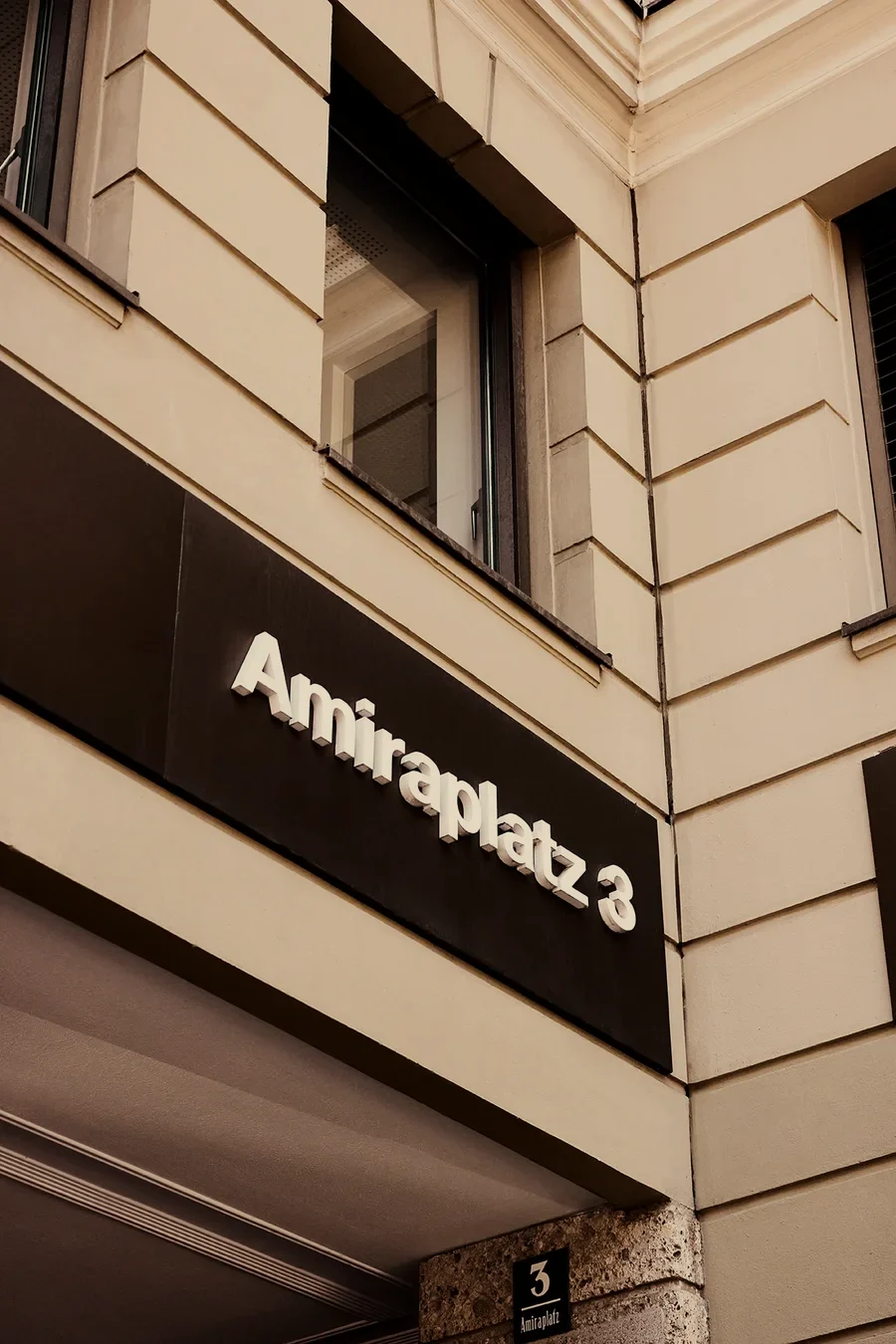 Eingang der Kanzlei am Amiraplatz 3 im Luitpoldblock