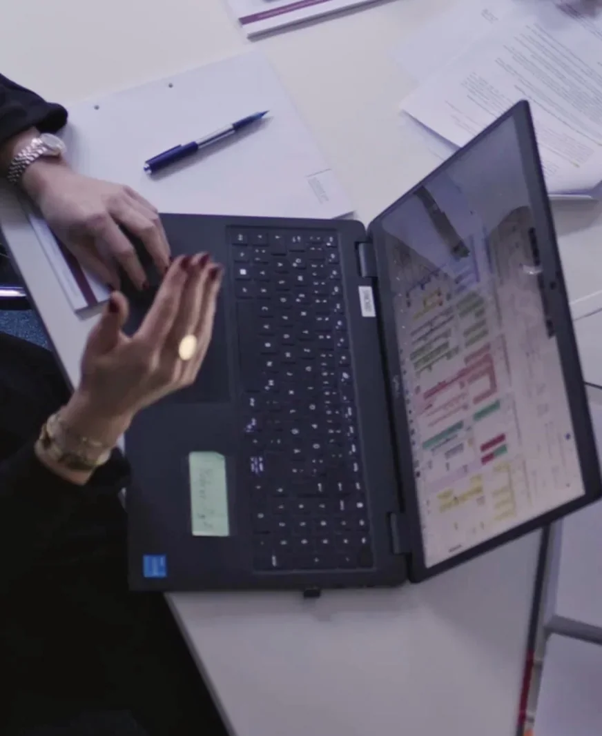 Hände und Notebook am Besprechungstisch