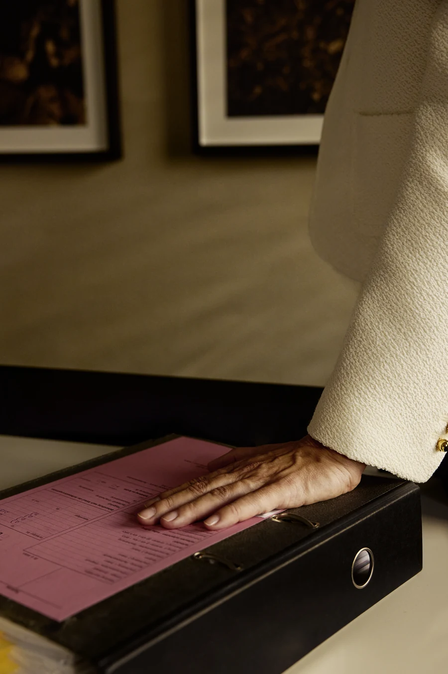Dr. Sabine Stetter mit der Hand auf einer Verfahrensakte